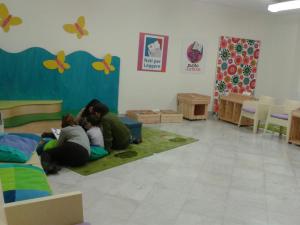 Un piccolo ascoltatore con le lettrici volontarie